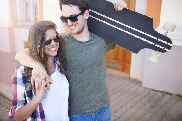 Pareja enamorada caminando en la ciudad y abrazándose —  Fotos de Stock