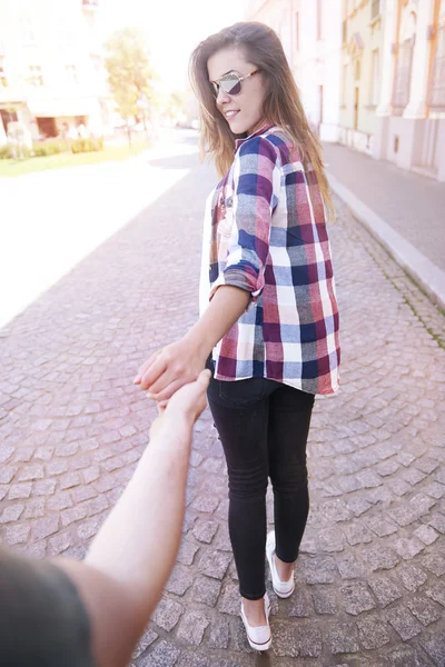 Man ger hand till flickvän — Stockfoto