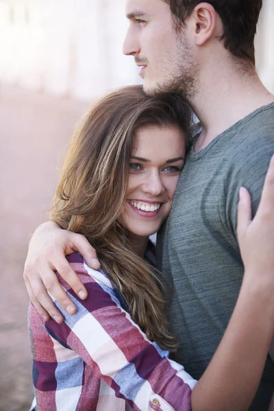 Par i kärlek kramar och leende — Stockfoto