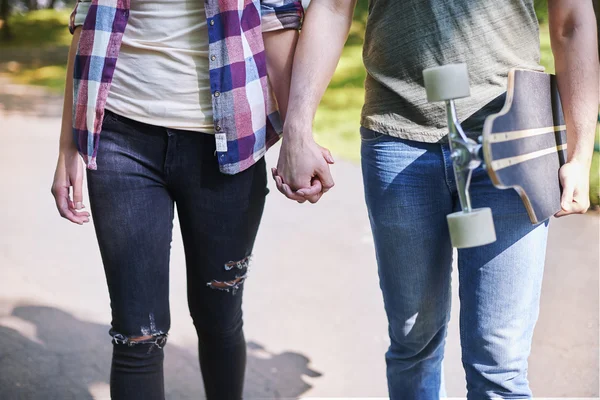 Couple amoureux tenant la main et marchant — Photo