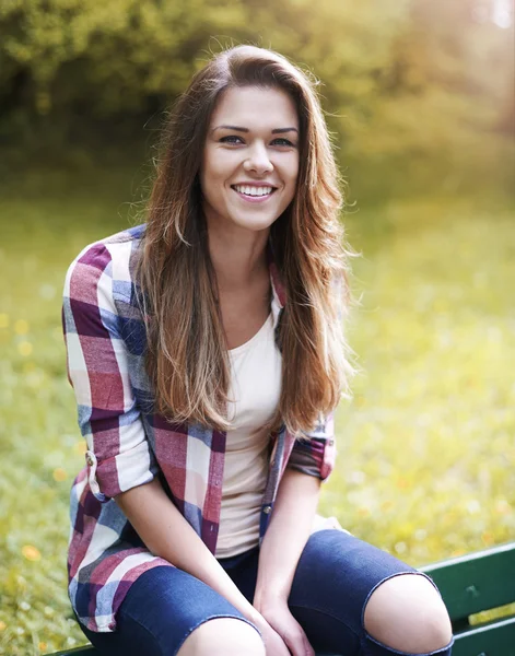 Jovem mulher no parque sorrindo — Fotografia de Stock