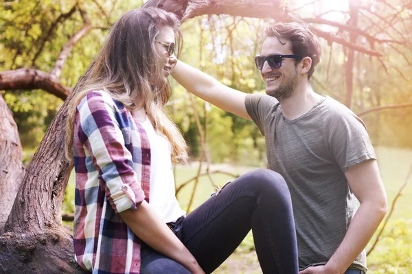 Couple in love while date in park — Stock Photo, Image