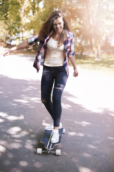 Couple in love riding skate — Stock Photo, Image