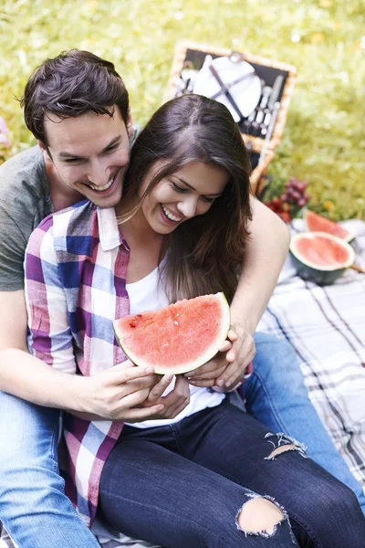 Paar verliefd op watermeloen lachen — Stockfoto