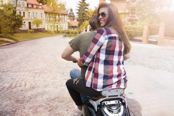 Jong koppel rijden fiets — Stockfoto