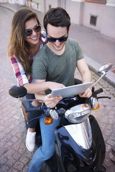 Jeune couple vélo d'équitation — Photo