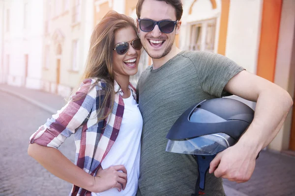 Junges Paar mit Sonnenbrille — Stockfoto