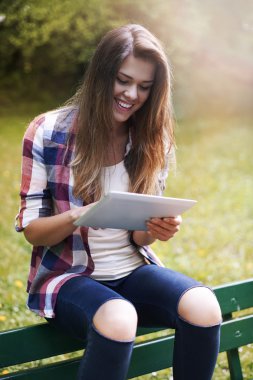 Dijital dokunmatik yüzey ile genç kadın