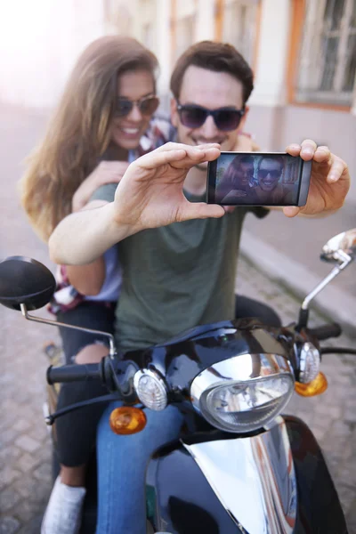 Unga par som tar selfie — Stockfoto