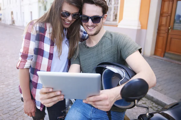 Junges Paar auf Netzsuche — Stockfoto