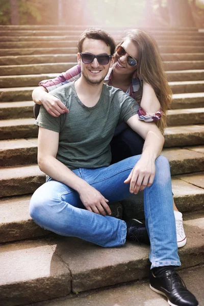 Paar verliefd zittend op de trap — Stockfoto