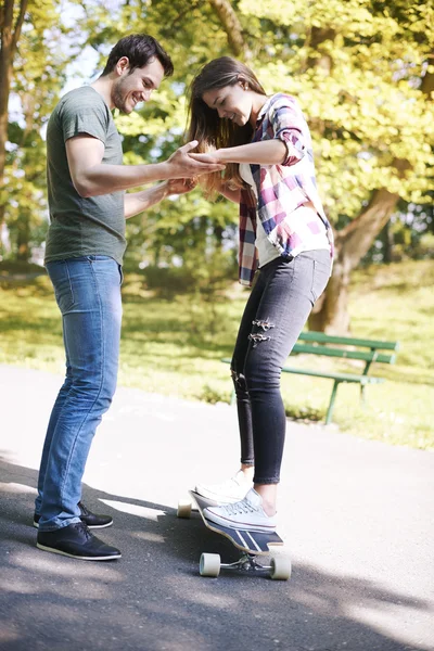 Ungt par ridning skate i park — Stockfoto