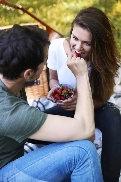 Pareja enamorada comer fresa — Foto de Stock