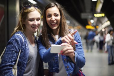 harita ile çıkış arayan arkadaşlar