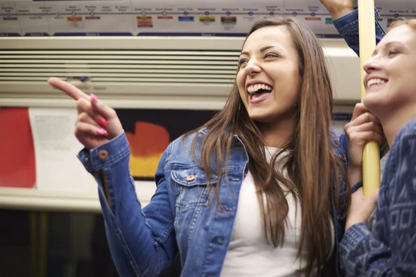 Mutlu arkadaşlarım metro — Stok fotoğraf