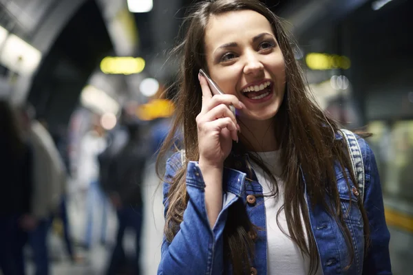 Женщина разговаривает по телефону в метро — стоковое фото