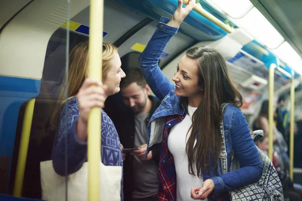 Felizes melhores amigos no metrô — Fotografia de Stock