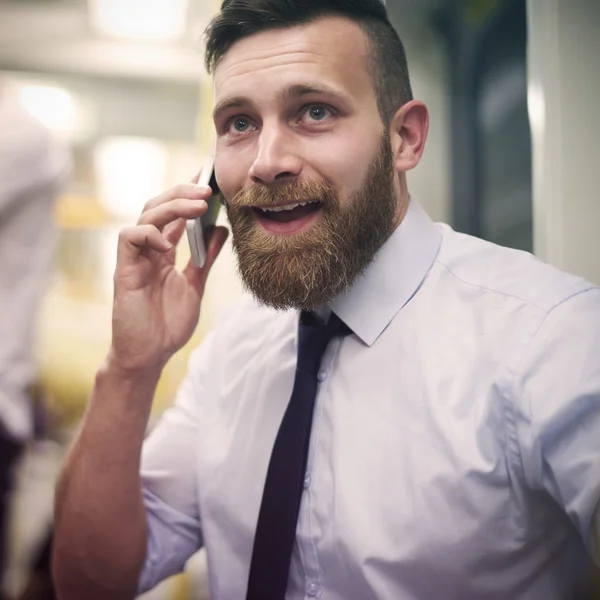 Podnikatel v metru s telefonem — Stock fotografie