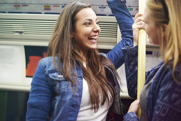 Glückliche beste Freunde in der U-Bahn — Stockfoto