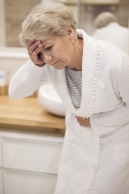 Olgun kadın kötü hissediyor