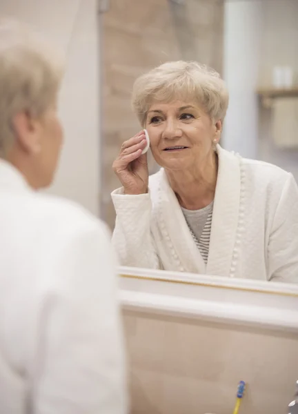 Mujer madura que pinta las cejas — Foto de Stock