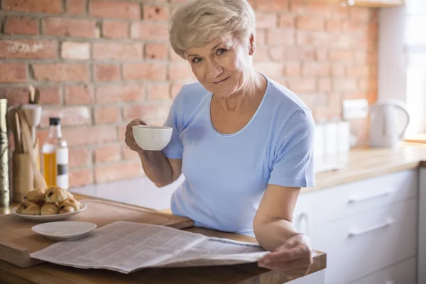 Madura mujer bebiendo café — Foto de Stock