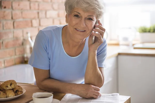 Зрелая женщина разговаривает по мобильному телефону — стоковое фото