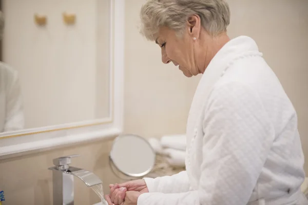 Mature woman washing hands — Stock Photo, Image