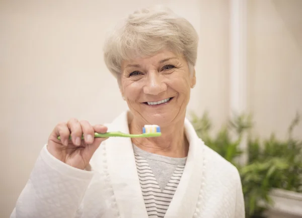 Senior woman brushing her teeth — Stock Photo, Image