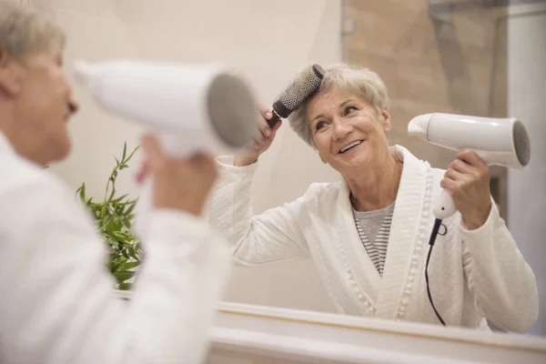 Donna matura asciugandosi i capelli — Foto Stock