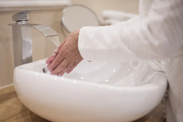 Mature woman washing hands — Stock Photo, Image