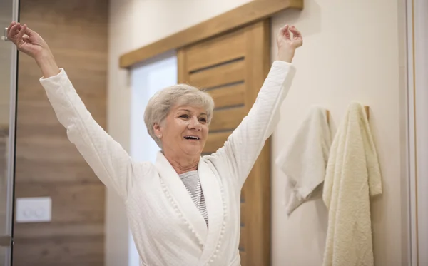 Mulher feliz madura em roupão de banho — Fotografia de Stock