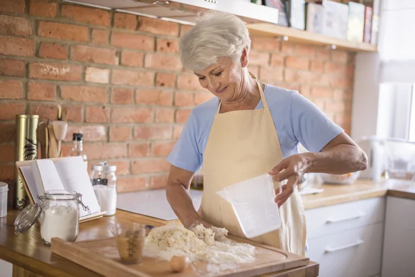 Grootmoeder voorbereiden smakelijk gerecht — Stockfoto