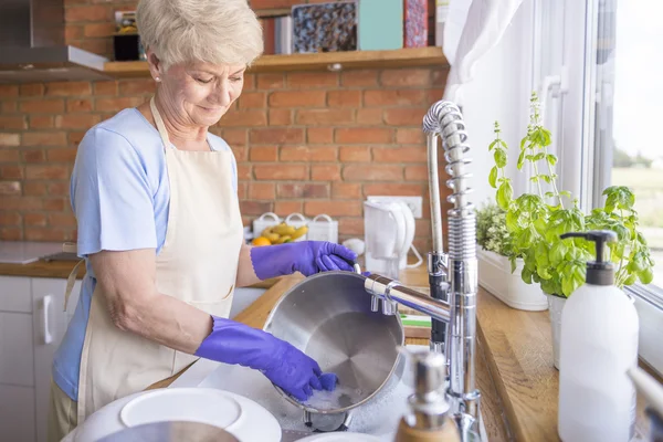 Nonna lavaggio pentola — Foto Stock