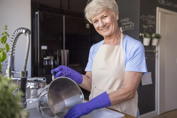 Nonna lavaggio pentola — Foto Stock