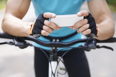 Smartphone içinde arıyorum genç bisiklet binici