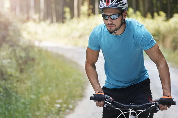 Joven en bicicleta —  Fotos de Stock