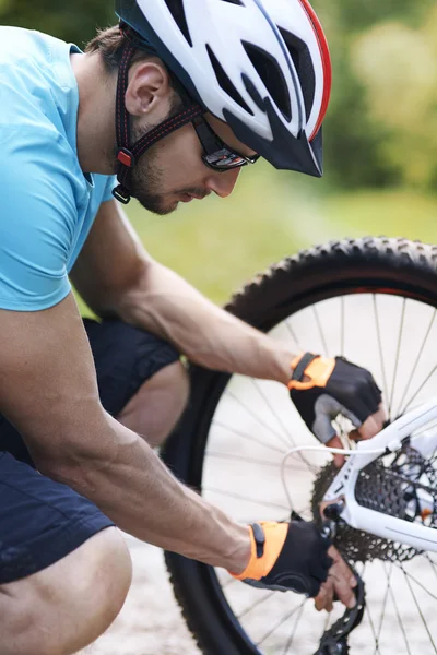 Junger Fahrradfahrer repariert Fahrrad — Stockfoto