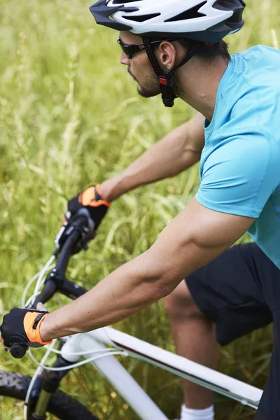 自転車に乗っての若い男 — ストック写真