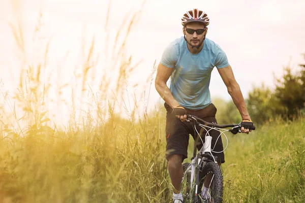 Junger Mann mit Fahrrad unterwegs — Stockfoto