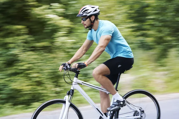 Junger Mann mit Fahrrad unterwegs — Stockfoto