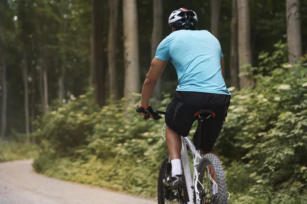 森で若い自転車ライダー — ストック写真
