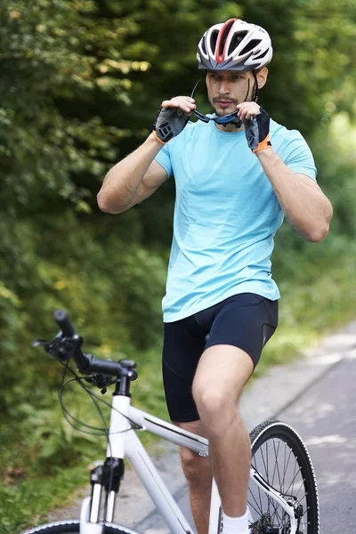 Молодой человек на велосипеде в солнечных очках — стоковое фото