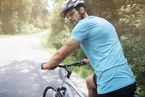 Joven en bicicleta — Foto de Stock