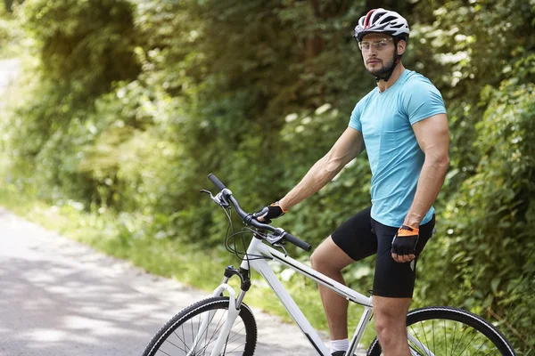 Junger Mann auf Fahrrad posiert — Stockfoto