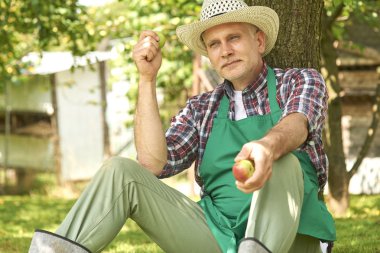 elma ağacının altına oturma bahçıvan