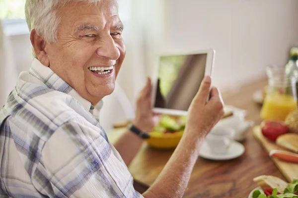 Happy mogen man med tablett — Stockfoto