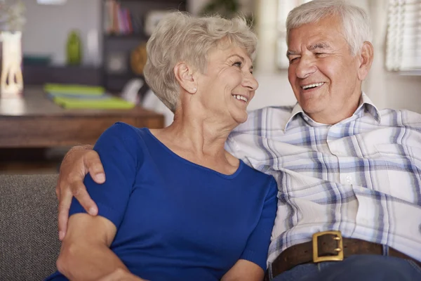 Happy mature couple smiling — Stock Photo, Image