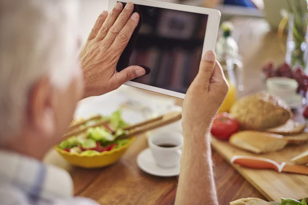 Tablet ile olgun adam — Stok fotoğraf