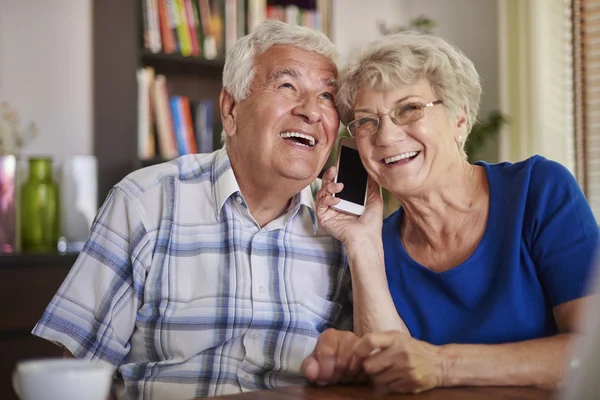 Feliz pareja madura hablando por teléfono — Foto de Stock